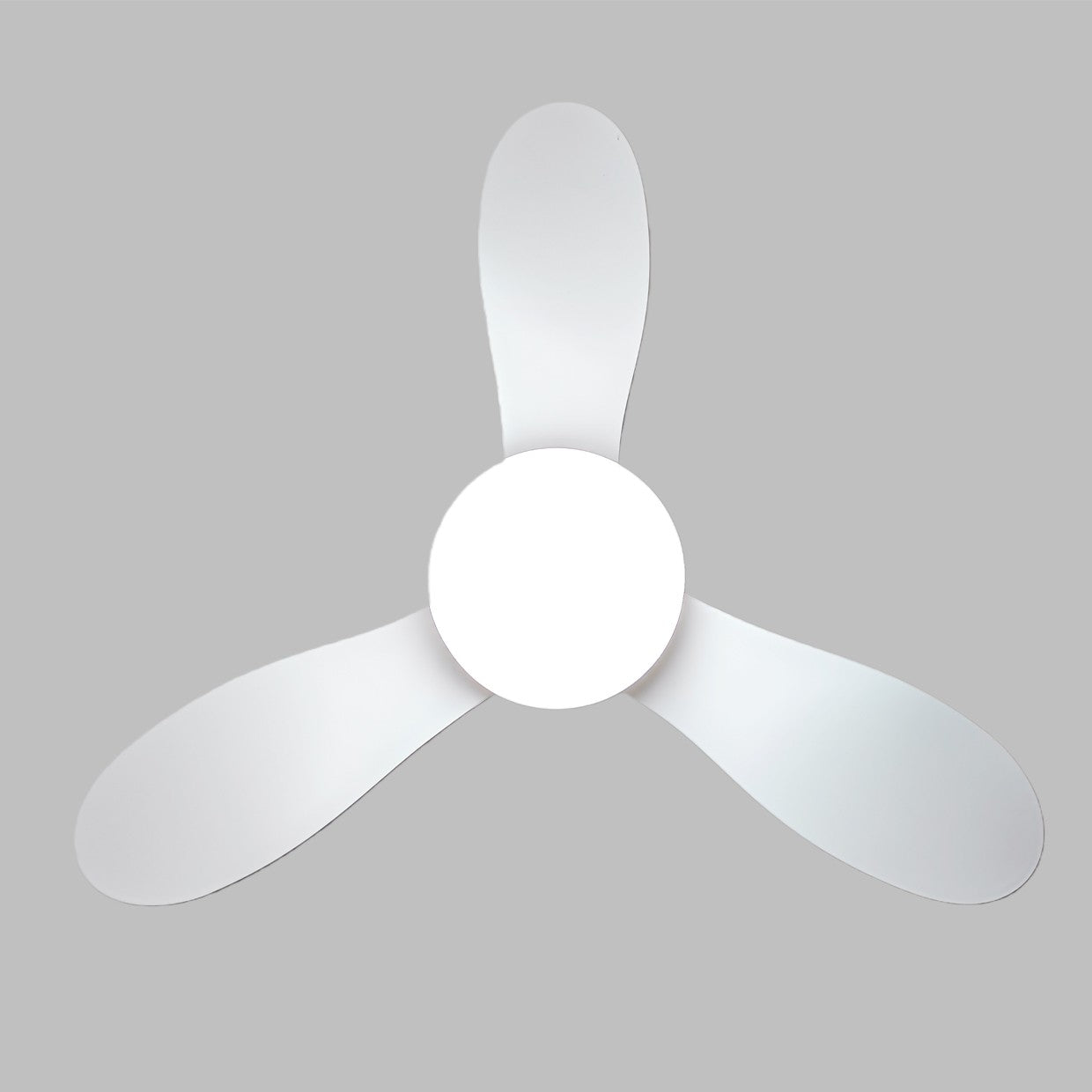 Ventilador de Techo BRIS Blanco encendido, mostrando la luz LED con temperatura de color cálida