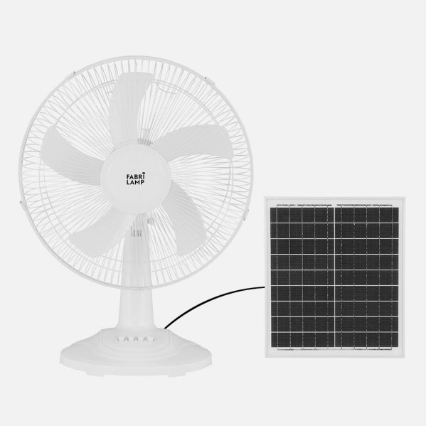 Ventilador de Sobremesa Solar Abanico 43 cm Blanco Fabrilamp encendida con proyección de luz y ambiente | LuzGurú