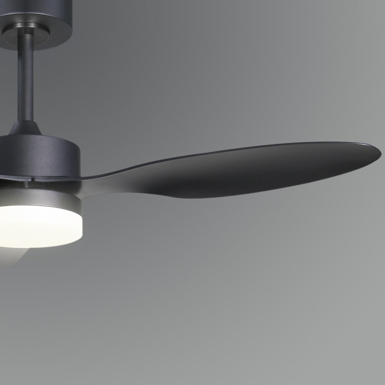 Ventilador Valcano Negro AJP/Alemar (Ref. 11541): Descubre sus dimensiones y disfruta de una refrescante brisa.  107cm de potencia y confort.
